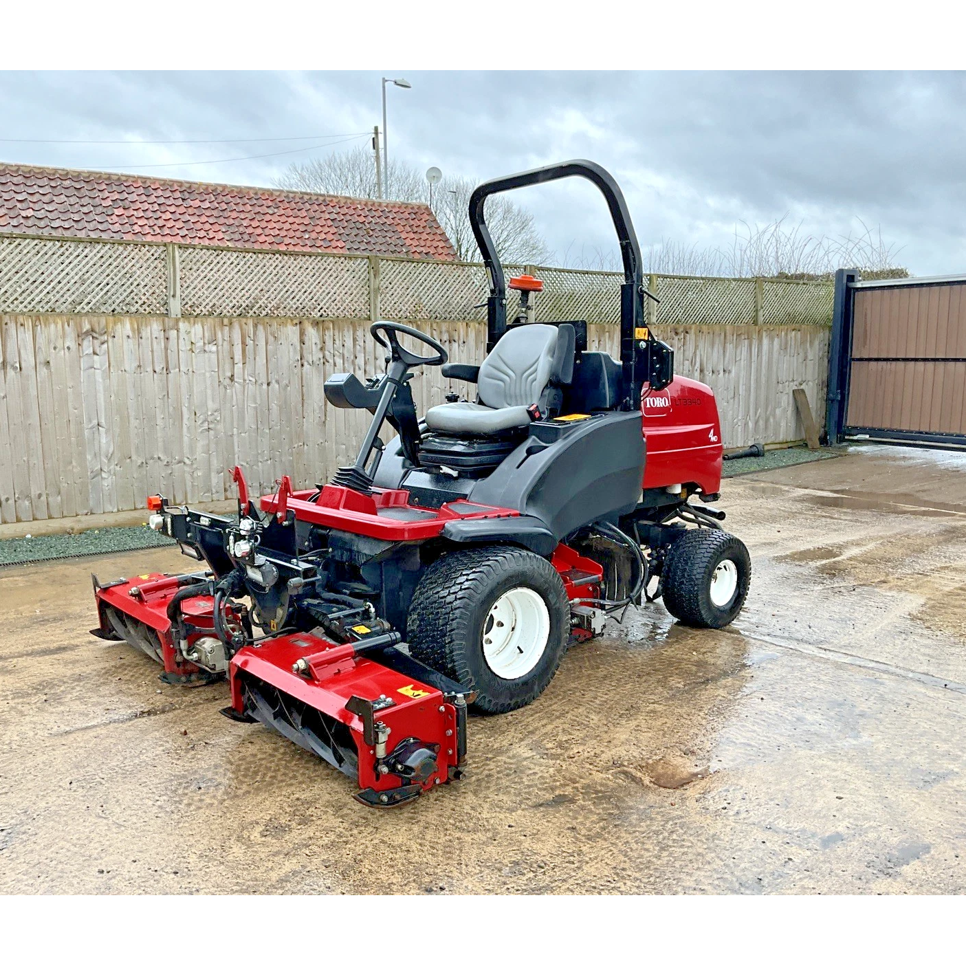 2016 TORO LT3340 TRIPLE CYLINDER RIDE ON LAWN MOWER